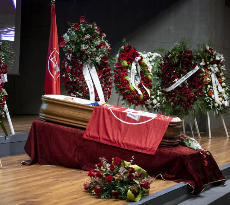 Sánchez visita la capilla ardiente de Nicolás Redondo en la sede de UGT