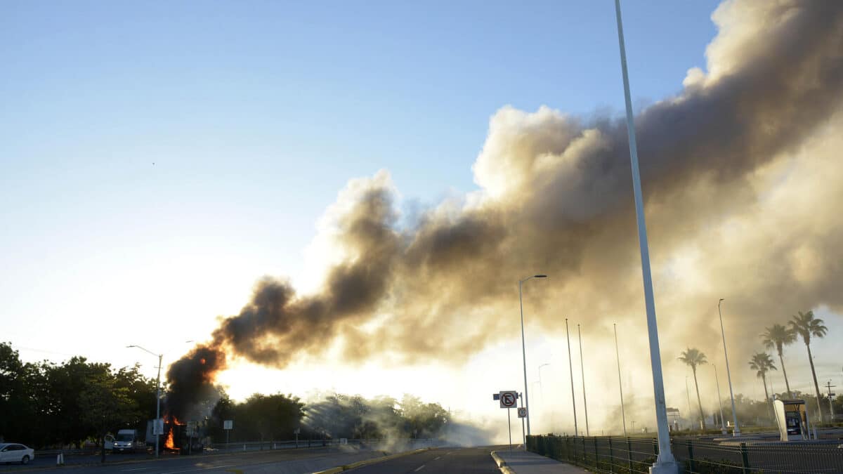 Barricada en llamas en la región de Sinaloa, este jueves.