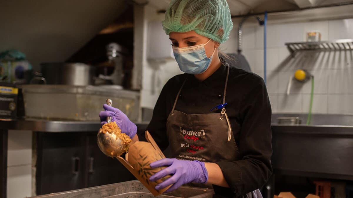 Una cocinera de la Casa Leopoldo, en Barcelona. Los sectores ligados al turismo están sustituyendo los tradicionales contratos temporales por fijos discontinuos.