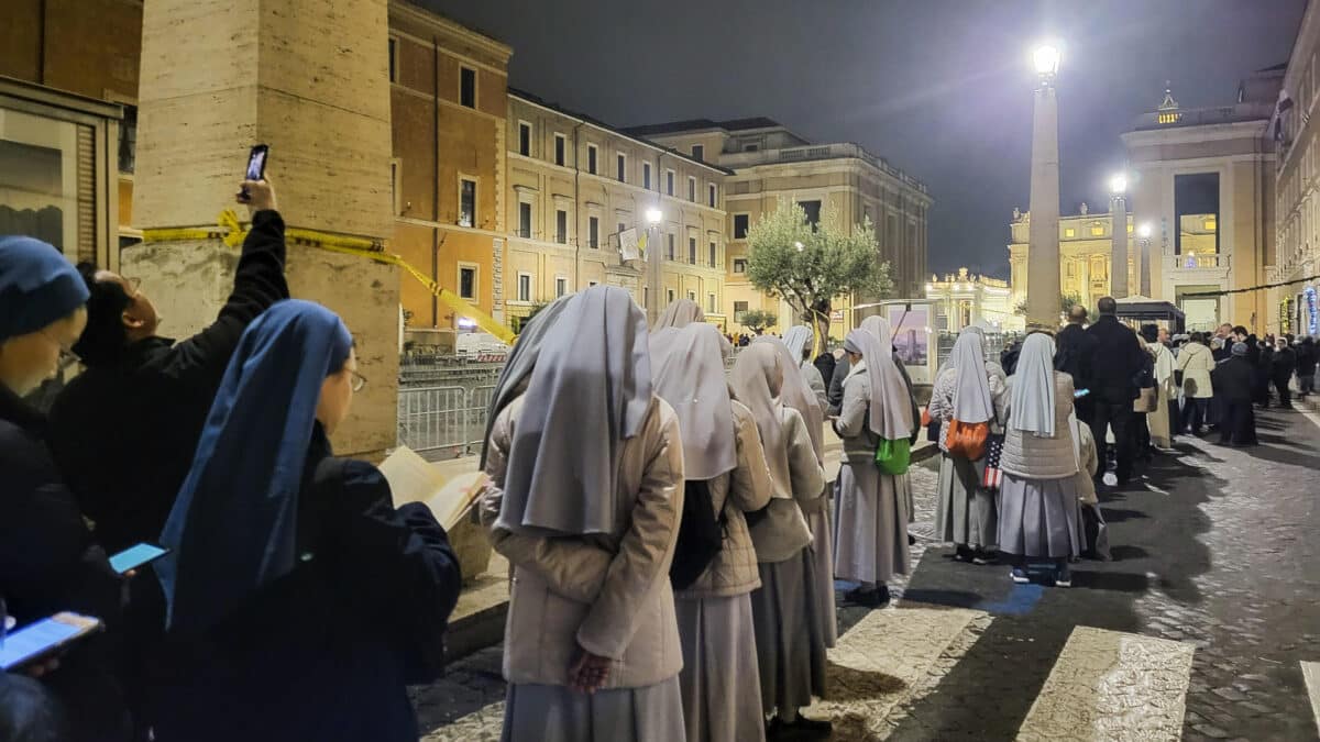 Un grupo de monjas hace cola para visitar la capilla ardiente del papa emérito Benedicto XVI en el Vaticano.