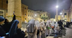Así es la larga cola para despedir a Benedicto XVI en la basílica de San Pedro en el Vaticano