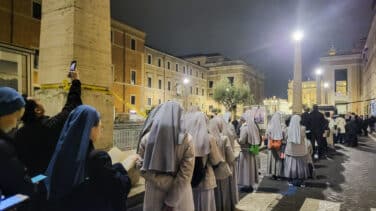 Así es la larga cola para despedir a Benedicto XVI en la basílica de San Pedro en el Vaticano