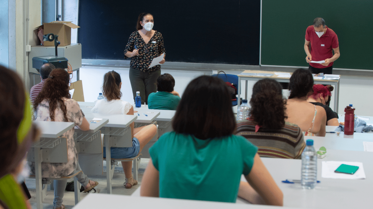 Personas realizando el examen de una convocatoria de oposiciones 2023