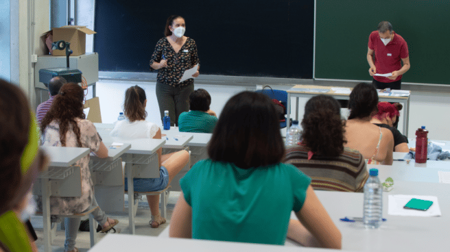 convocatoria oposiciones 2023 Personas realizando el examen de una convocatoria de oposiciones 2023