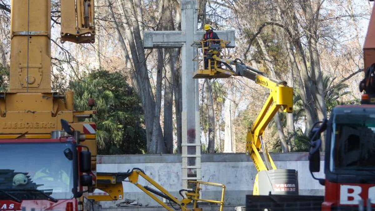 Imagen de la retirada final de la Cruz del Parque Ribalta de Castellón