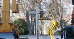 Tensión, rezos, insultos y gritos de "terroristas" se producen en la retirada final de la Cruz del Parque Ribalta