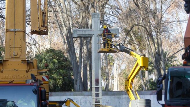 Imagen de la retirada final de la Cruz del Parque Ribalta de Castellón