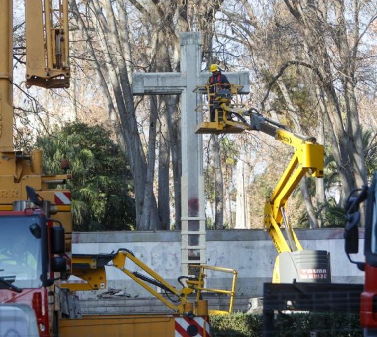 Tensión, rezos, insultos y gritos de "terroristas" se producen en la retirada final de la Cruz del Parque Ribalta