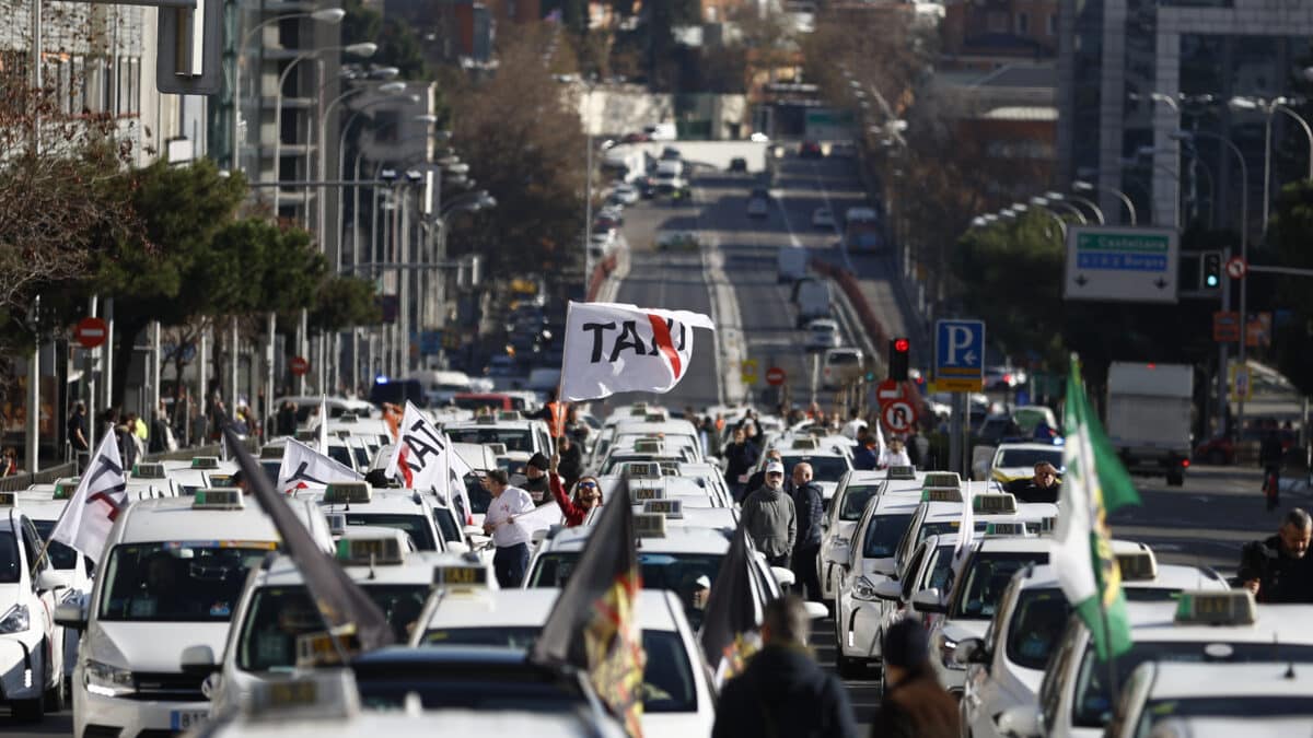 Vista de la marcha de protesta de taxistas contra la aprobación del reglamento que regula este servicio público por las calles de Madrid este jueves.