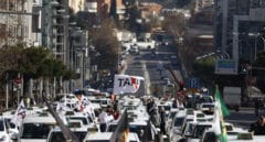 Cientos de taxistas de Madrid protestan contra las nuevas normas de Ayuso para el sector