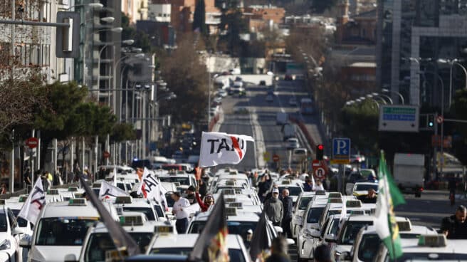 Vista de la marcha de protesta de taxistas contra la aprobación del reglamento que regula este servicio público por las calles de Madrid este jueves.