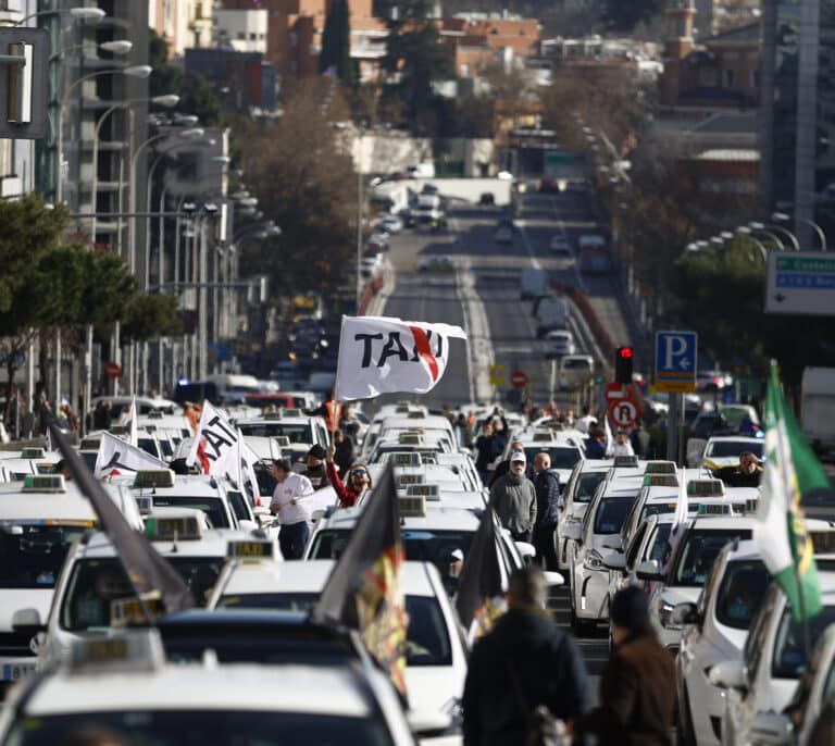 Los taxistas amenazan al Gobierno con nuevas huelgas a las puertas de la campaña por los VTC