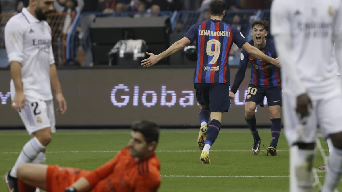 El delantero polaco del FC Barcelona Robert Lewandowski (c) celebra con Gavi su gol, segundo del equipo, durante la final de la Supercopa de España 2023