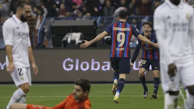 El delantero polaco del FC Barcelona Robert Lewandowski (c) celebra con Gavi su gol, segundo del equipo, durante la final de la Supercopa de España 2023 El delantero polaco del FC Barcelona Robert Lewandowski (c) celebra con Gavi su gol, segundo del equipo, durante la final de la Supercopa de España 2023