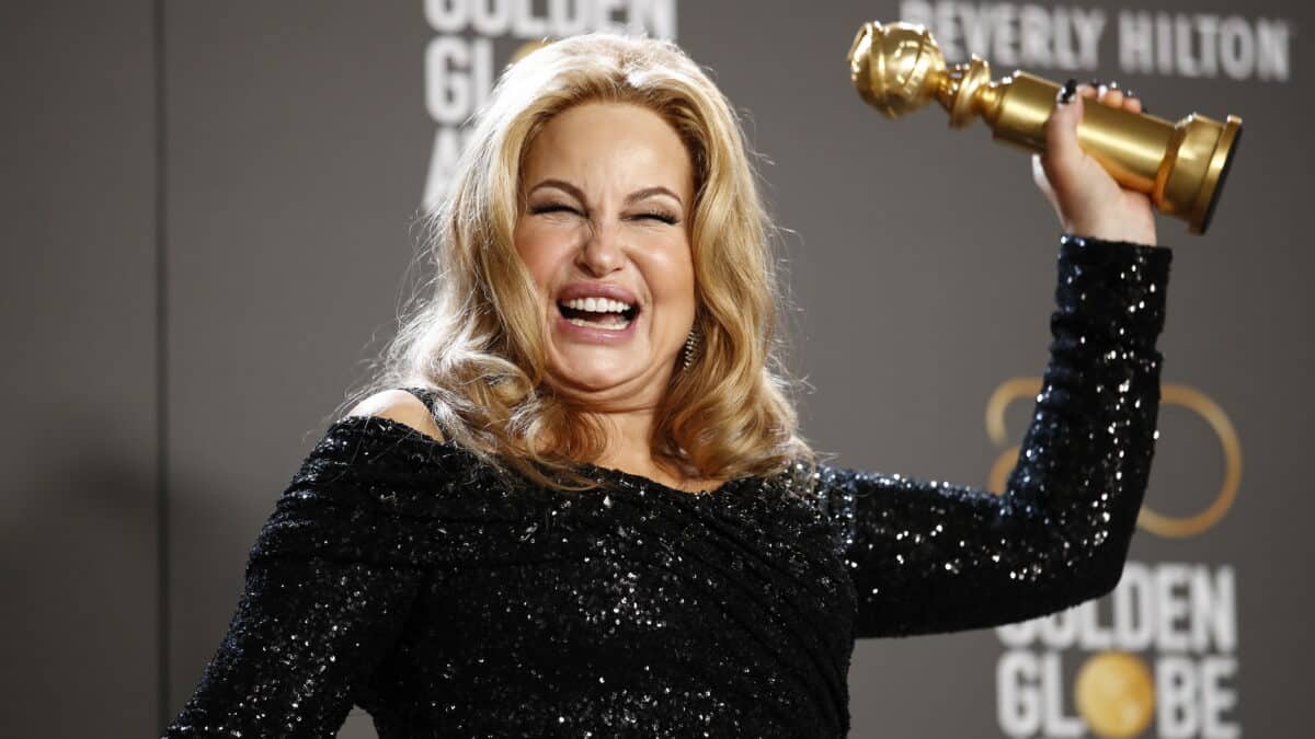 Jennifer Coolidge posa con el premio a la Mejor Actriz de Reparto en la serie de televisión 'The White Lotus'