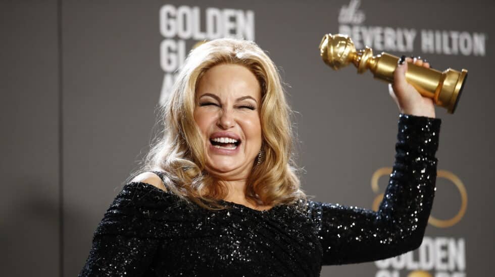 Jennifer Coolidge posa con el premio a la Mejor Actriz de Reparto en la serie de televisión 'The White Lotus'