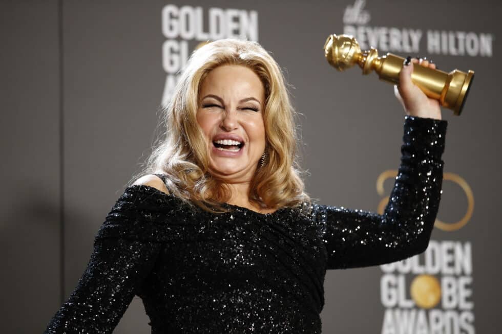 Jennifer Coolidge posa con el premio a la Mejor Actriz de Reparto en la serie de televisión 'The White Lotus'