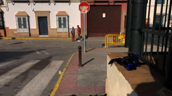 Vista, este viernes, 6 de enero, del lugar en el que tuvo lugar ayer, 5 de enero, el accidente durante la cabalgata de Reyes en el que falleció una mujer de 72 años, en Marchena (Sevilla).