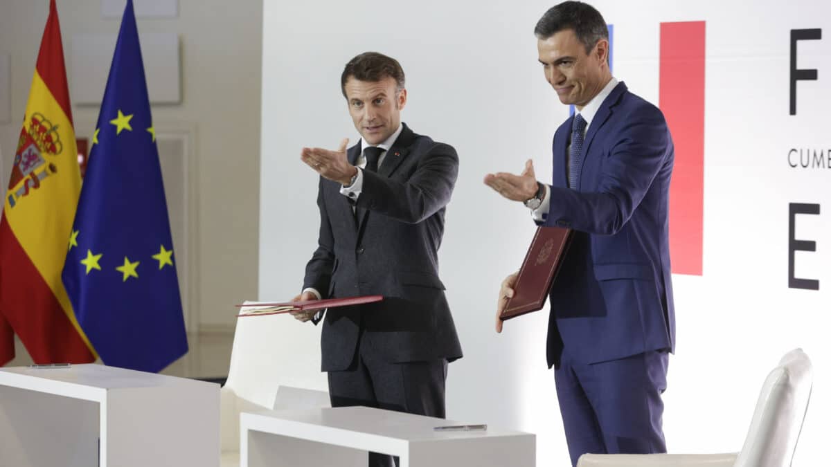 El presidente del Gobierno, Pedro Sánchez (d), y el presidente francés, Emmanuel Macron, durante la ceremonia de firma de acuerdos celebrada en el marco de la Cumbre Hispanofrancesa