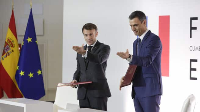 El presidente del Gobierno, Pedro Sánchez (d), y el presidente francés, Emmanuel Macron, durante la ceremonia de firma de acuerdos celebrada en el marco de la Cumbre Hispanofrancesa