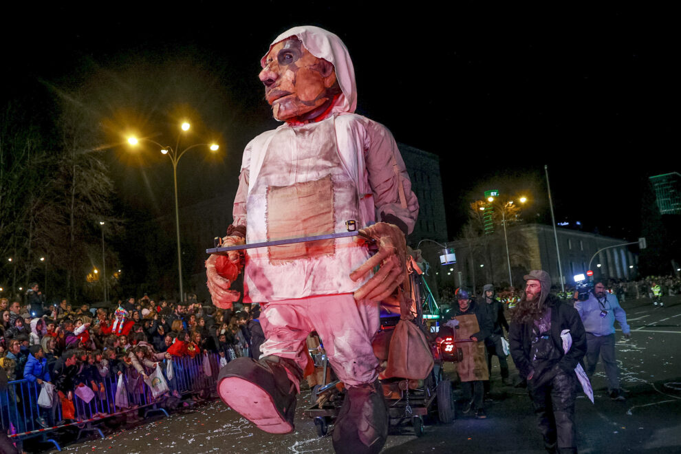 Una carroza desfila durante la cabalgata de los Reyes Magos en Madrid, con salida en Nuevos Ministerios, este jueves.