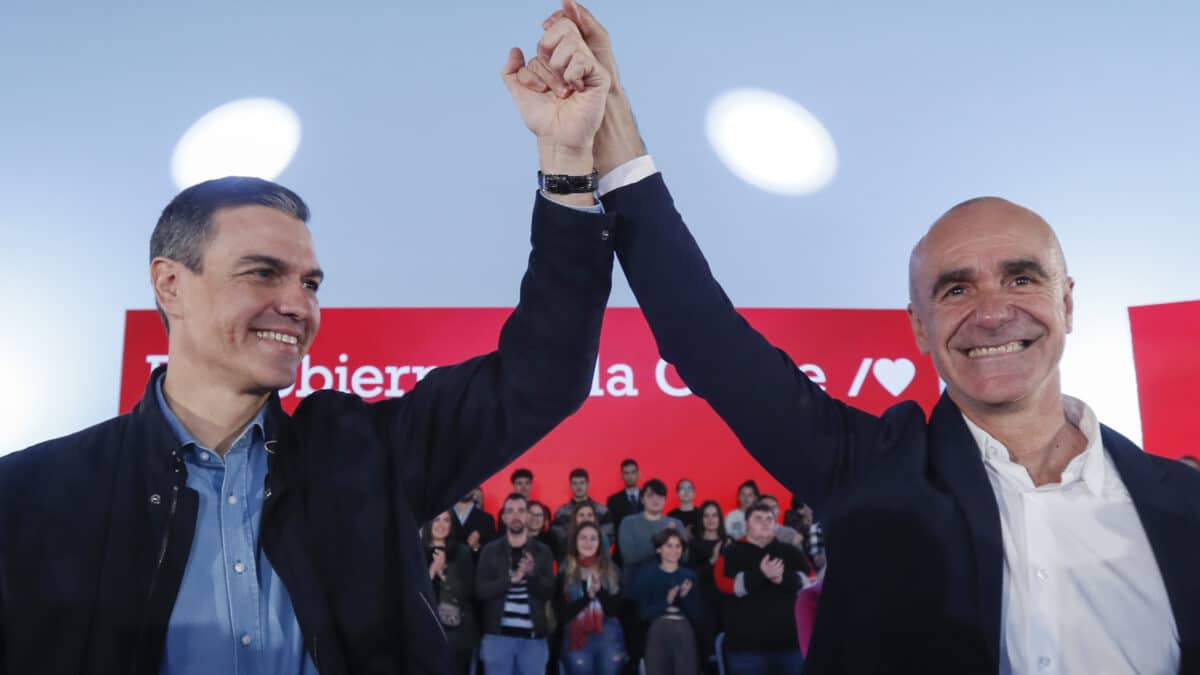 Pedro Sánchez y Antonio Muñoz, en el acto del PSOE en Sevilla.
