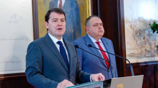 El presidente de la Junta de Castilla y León, Alfonso Fernández Mañueco (i), junto al consejero de Sanidad, Alejandro Vázquez (d), realiza una declaración institucional