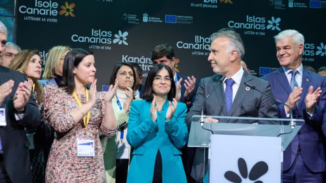 Ángel Víctor Torres, junto a Carolina Darias en el stand de las Islas Canarias en Fitur.