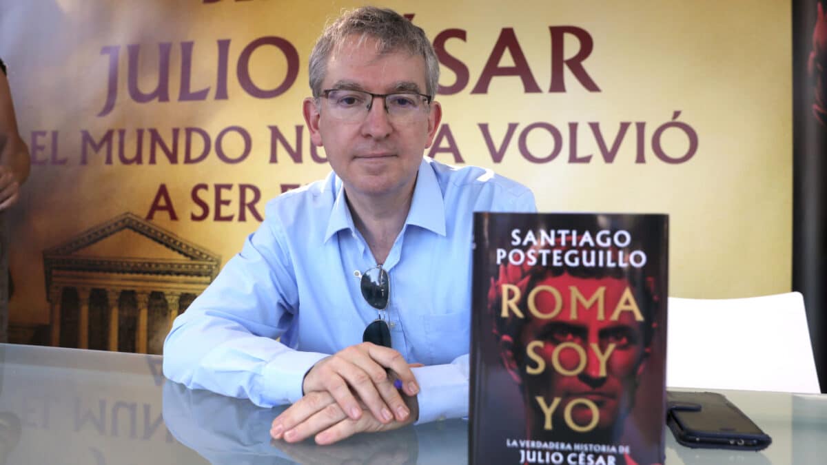 El escritor Santiago Posteguillo junto a su libro 'Roma soy yo' en en la Feria del Libro 2022.