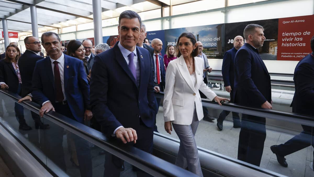 MADRID, 20/01/2023.- El presidente del Gobierno, Pedro Sánchez (c-izda), y la ministra de Industria y Turismo, Reyes Maroto (c-dcha), durante su visita este viernes a la Feria Internacional de Turismo FITUR 2023, en el recinto ferial IFEMA, en Madrid. EFE/Javier Lizón