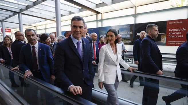 MADRID, 20/01/2023.- El presidente del Gobierno, Pedro Sánchez (c-izda), y la ministra de Industria y Turismo, Reyes Maroto (c-dcha), durante su visita este viernes a la Feria Internacional de Turismo FITUR 2023, en el recinto ferial IFEMA, en Madrid. EFE/Javier Lizón