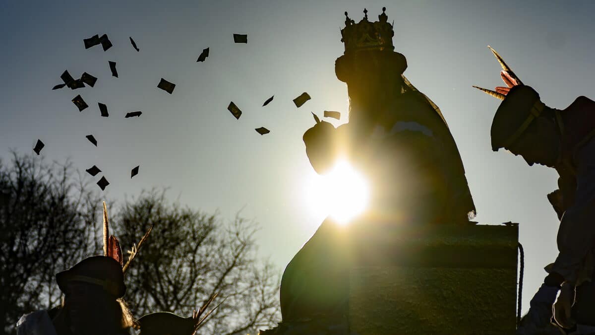 El Rey Melchor en la cabalgata de los Reyes Magos de Sevilla, que ha recuperado este jueves el itinerario tradicional que la pandemia obligó a modificar y ha contado con 33 carrozas, de las que 13 son nuevas,