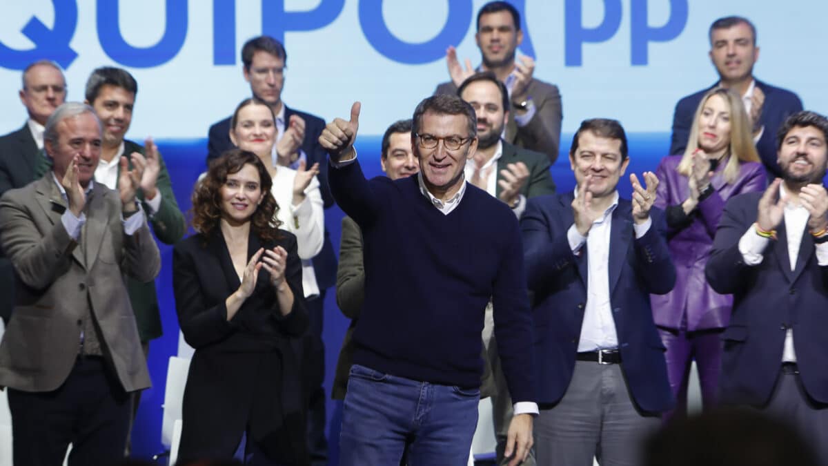 Feijóo saluda delante de sus candidatos autonómicos en Zaragoza.