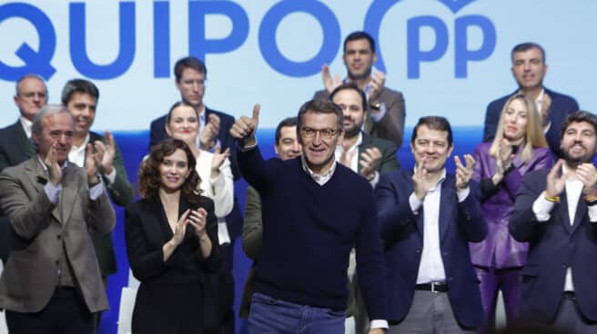 Feijóo saluda delante de sus candidatos autonómicos en Zaragoza.