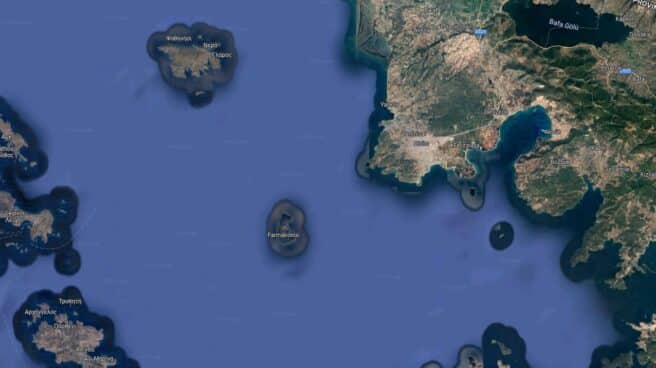 La isla griega de Farmakonisi se ubica a unos 10 kilómetros de la costa continental turca. La isla griega de Farmakonisi se ubica a unos 10 kilómetros de la costa continental turca.