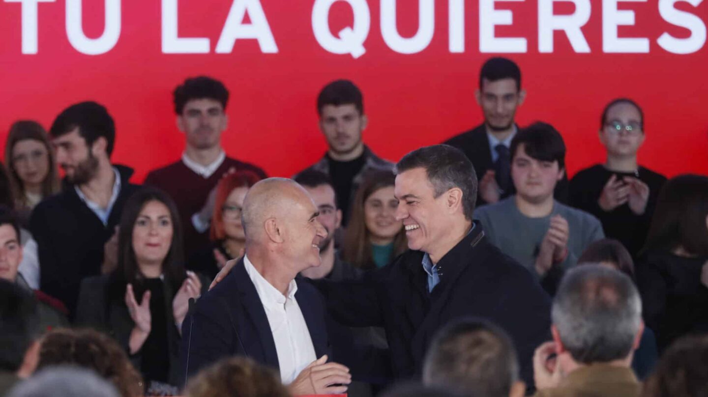 MADRID, 14/01/2023.- El secretario general del PSOE y presidente del Gobierno, Pedro Sánchez (d), durante un acto de precampaña en apoyo al actual alcalde de Sevilla y candidato a los próximos comicios municipales, Antonio Muñoz (i), celebrado en Sevilla, este sábado. EFE/ Jose Manuel Vidal