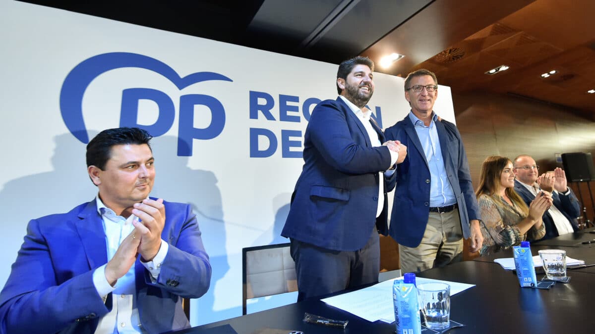 Fernando López Miras y Alberto Núñez Feijóo, durante una reunión de la directiva regional del PP en Murcia.