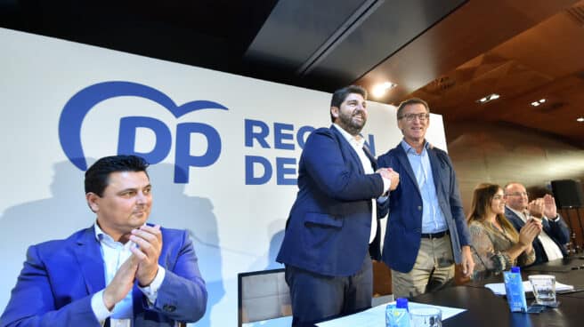 Fernando López Miras y Alberto Núñez Feijóo, durante una reunión de la directiva regional del PP en Murcia.