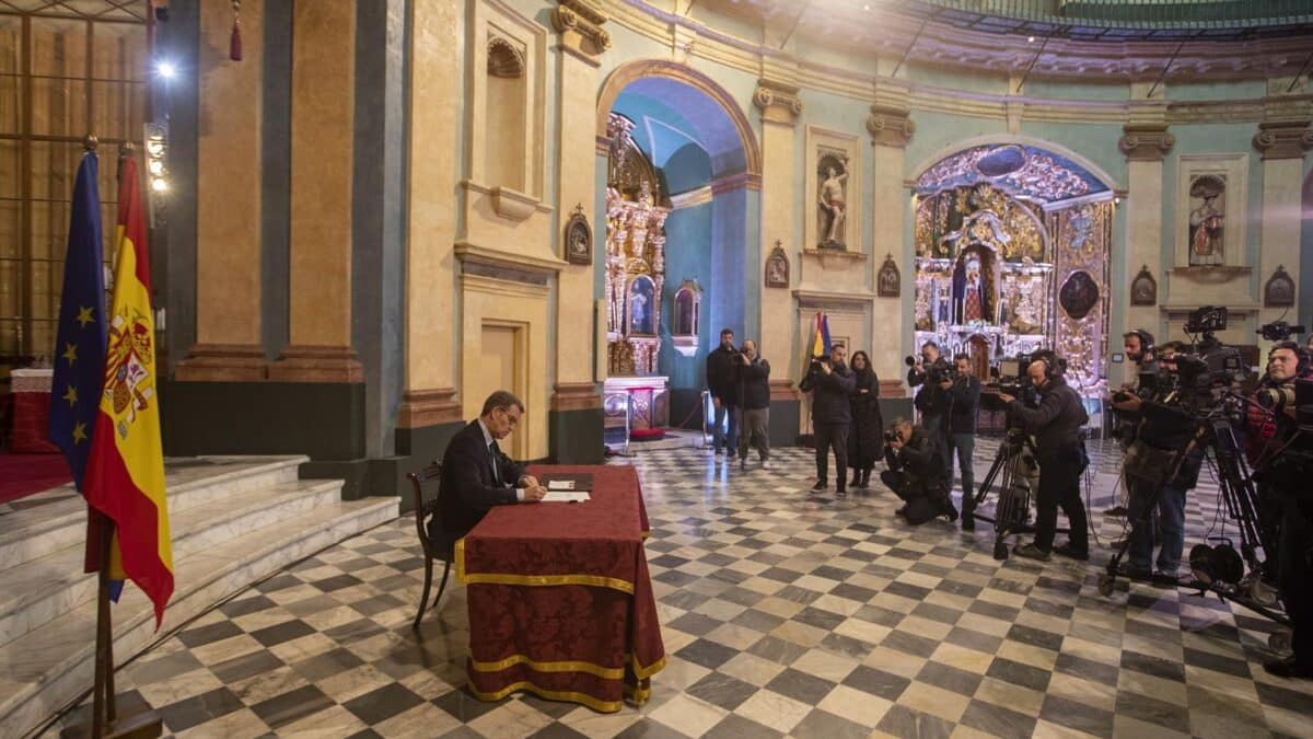 El presidente del Partido Popular, Alberto Núñez Feijóo, durante la firma del Plan de Calidad Institucional en el Oratorio de San Felipe Neri de Cádiz.