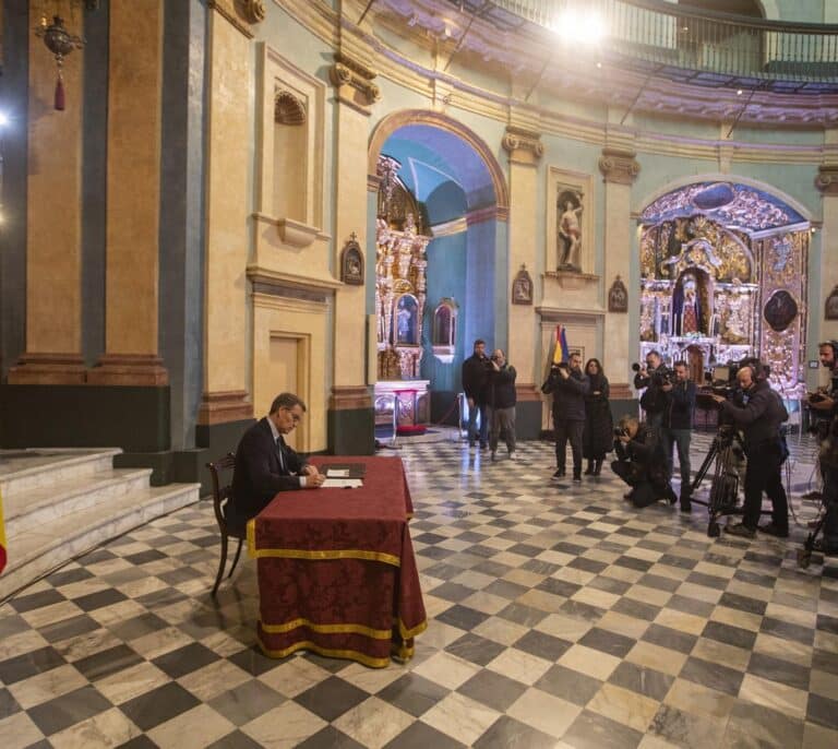 Feijóo presenta en Cádiz 60 medidas para despolitizar el CIS, RTVE o el CNI