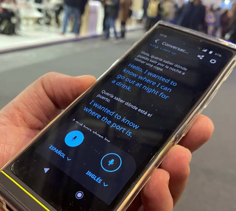 Vuelta al mundo por Fitur con un traductor de inteligencia artificial