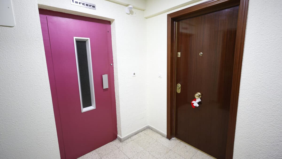 Puerta del domicilio en el que la Policía encontró al hombre envenenado y su mujer ahorcada, en Fuenlabrada.