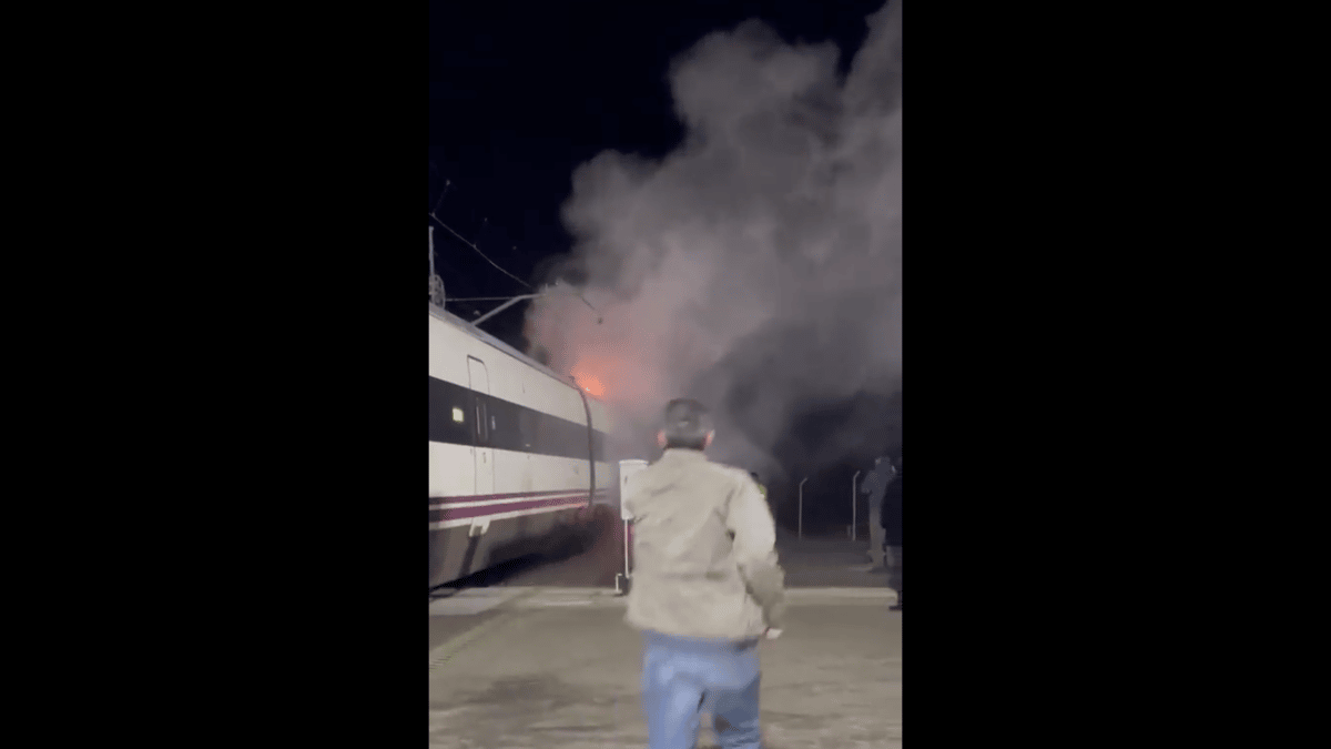 Un incendio en el techo de un vagón de un tren en Córdoba obliga a evacuar a más de un centenar de pasajeros