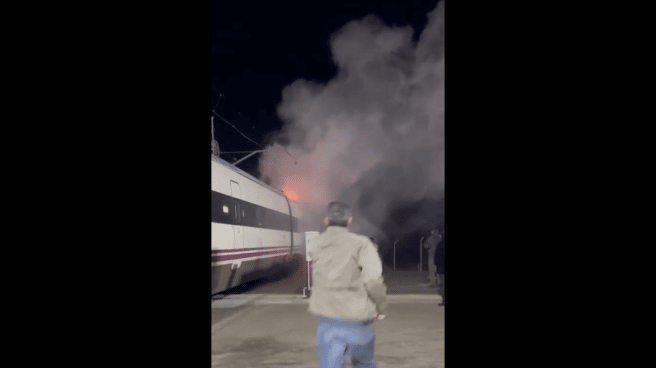 Un incendio en el techo de un vagón de un tren en Córdoba obliga a evacuar a más de un centenar de pasajeros