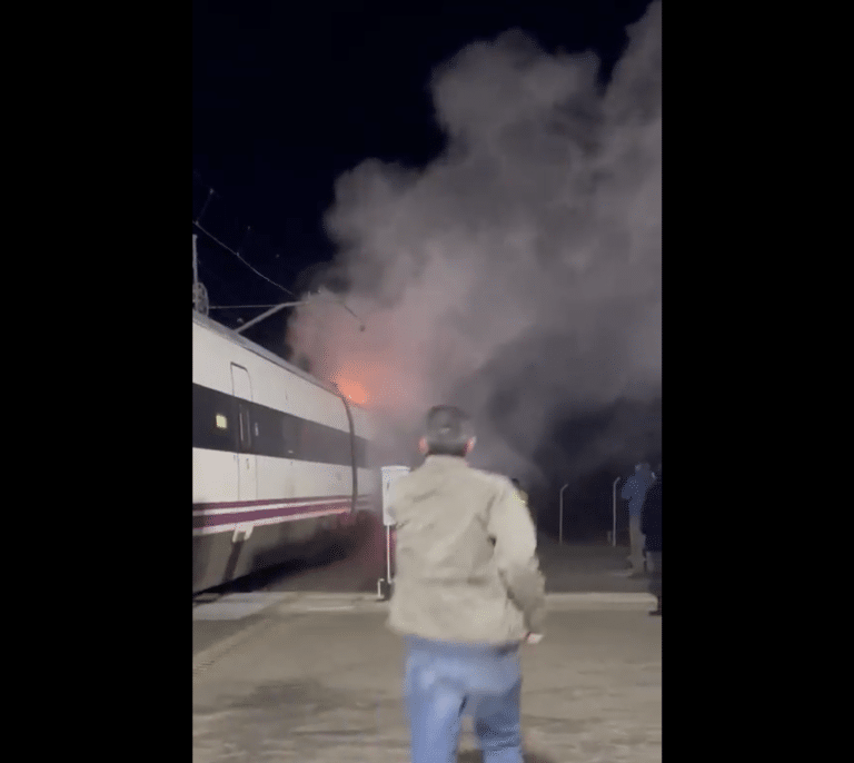 Un incendio en el techo de un vagón de un tren en Córdoba obliga a evacuar a más de un centenar de pasajeros