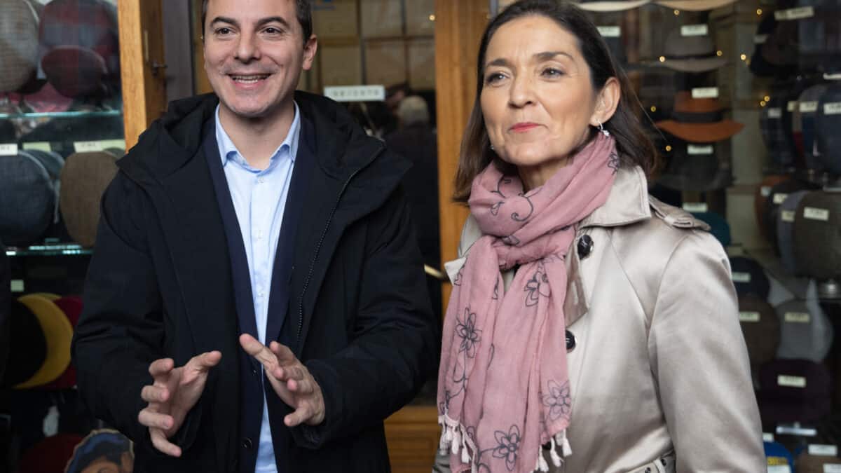 Juan Lobato, candidato del PSOE a la Comunidad de Madrid, en un paseo por la capital junto a Reyes Maroto, candidata a la alcaldía.