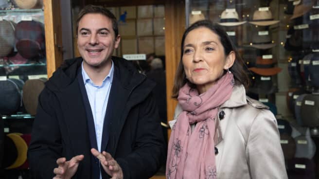 Juan Lobato, candidato del PSOE a la Comunidad de Madrid, en un paseo por la capital junto a Reyes Maroto, candidata a la alcaldía.