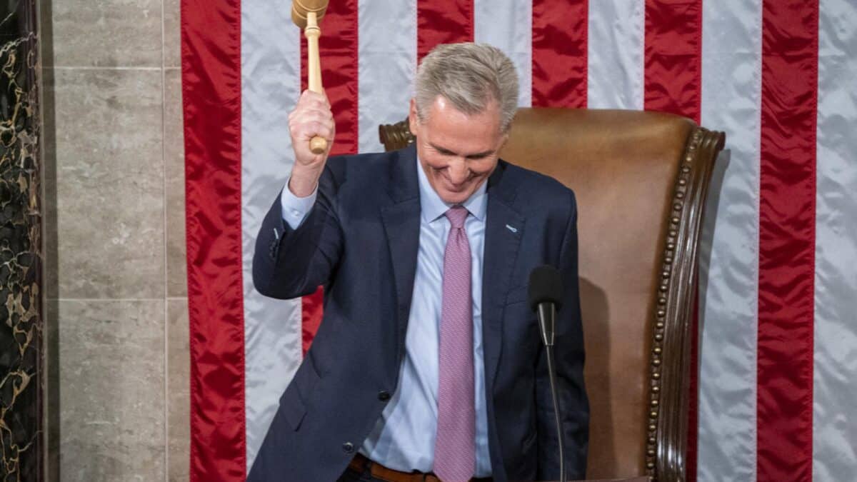 Kevin McCarthy, con el tradicional mazo del presidente de la Cámara de Representantes de los Estados Unidos.