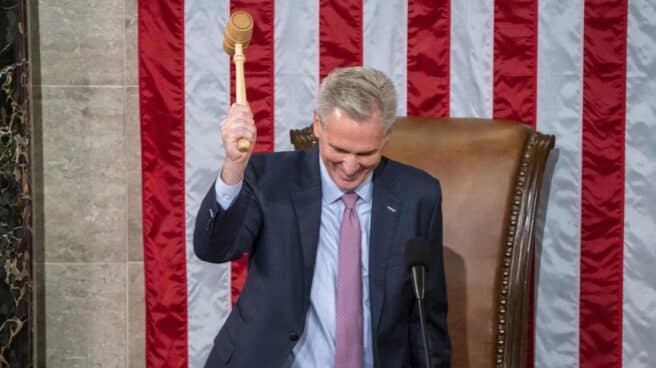 Kevin McCarthy, con el tradicional mazo del presidente de la Cámara de Representantes de los Estados Unidos. Kevin McCarthy, con el tradicional mazo del presidente de la Cámara de Representantes de los Estados Unidos.