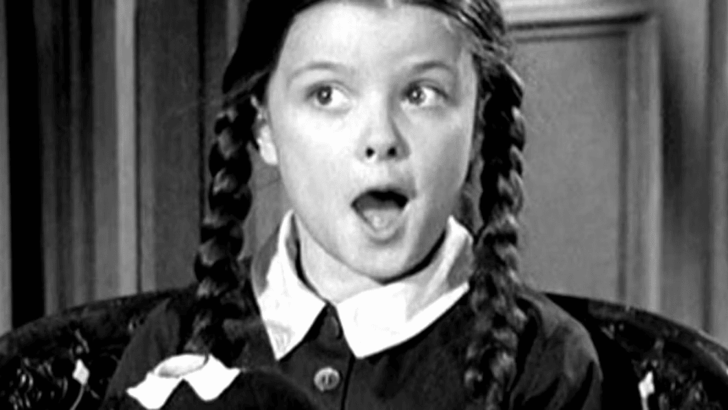 El personaje de Miércoles Addams interpretado por Lisa Loring entre 1964 y 1966